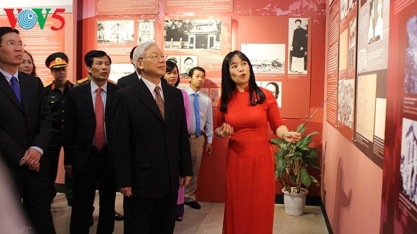 Party General Secretary Nguyen Phu Trong opens exhibition on late Party chief Le Duan - ảnh 1